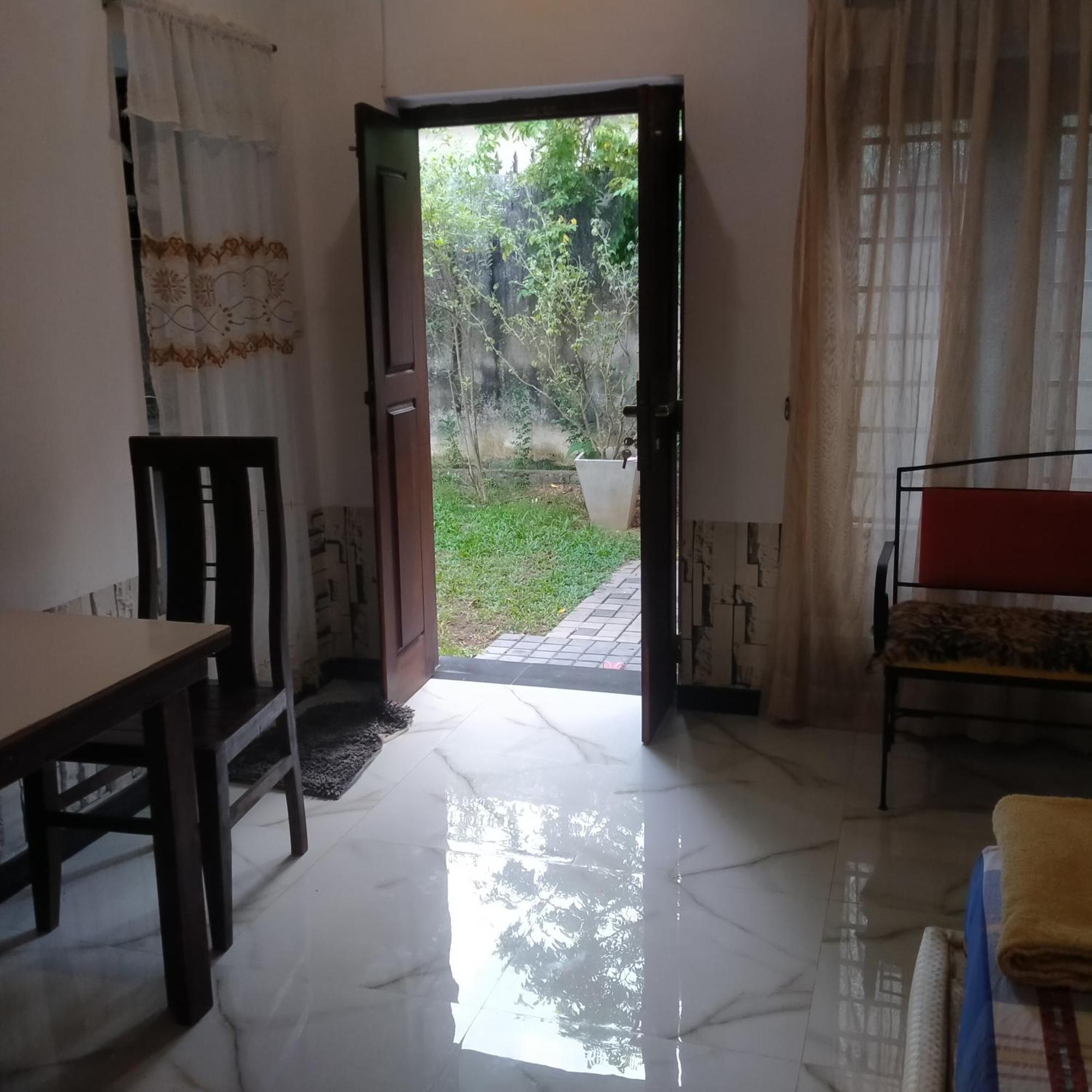 Living Home Νεγκόμπο Δωμάτιο φωτογραφία